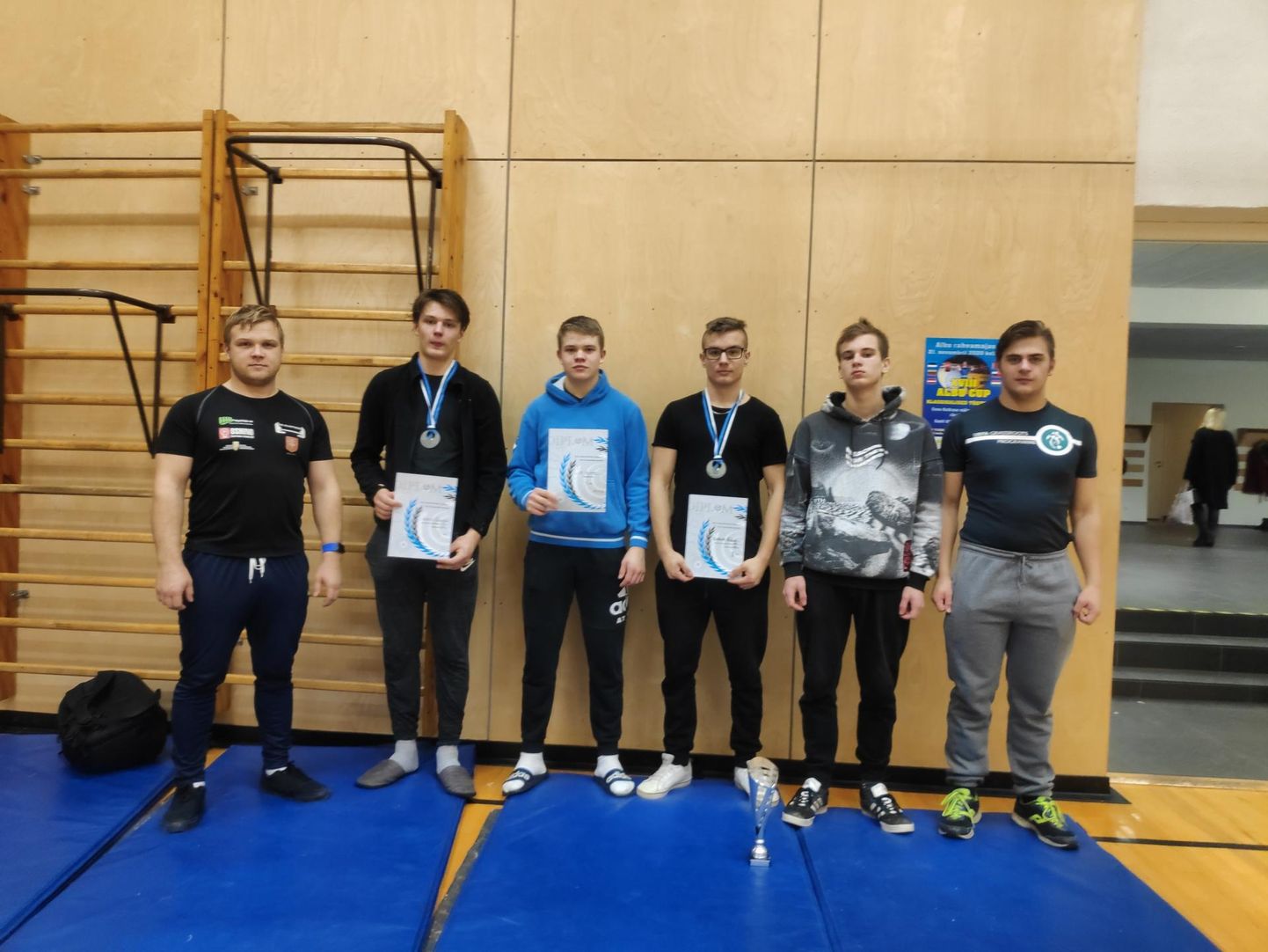 Olustvere spordiklubi tõstjad treener Andres Viksi juhendamisel tulid Eesti U-17 vanuseklassi meistrivõistlustel võistkondlikult kolmandaks.