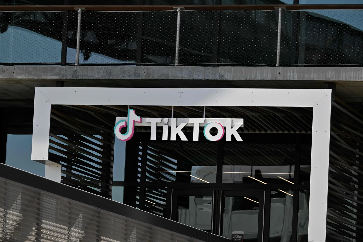 TikToki logo ByteDance'i Los Angelese kontori ees. Trump pikendas taas USA TikToki müügi tähtaega. 4. aprill 2025.
