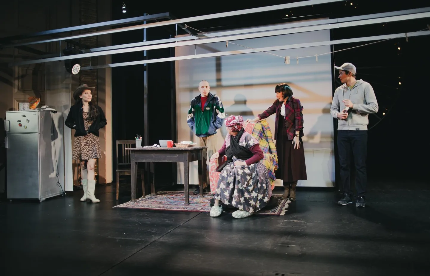 Kogu haige perekond koos: Lee (vasakult, Maria Annus), tema vanem poeg Hank (Ken Rüütel), tädi Ruth (Merle Jääger), õde Bessie (Piret Laurimaa) ja noorem poeg Charlie (Oskar Seeman). Lee ja Bessie isa Marvin on nii haige, et ei tule kordagi vaatajate ette.