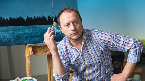 Navitrolla maalib Klaaspärlimängu kui kameeleoni