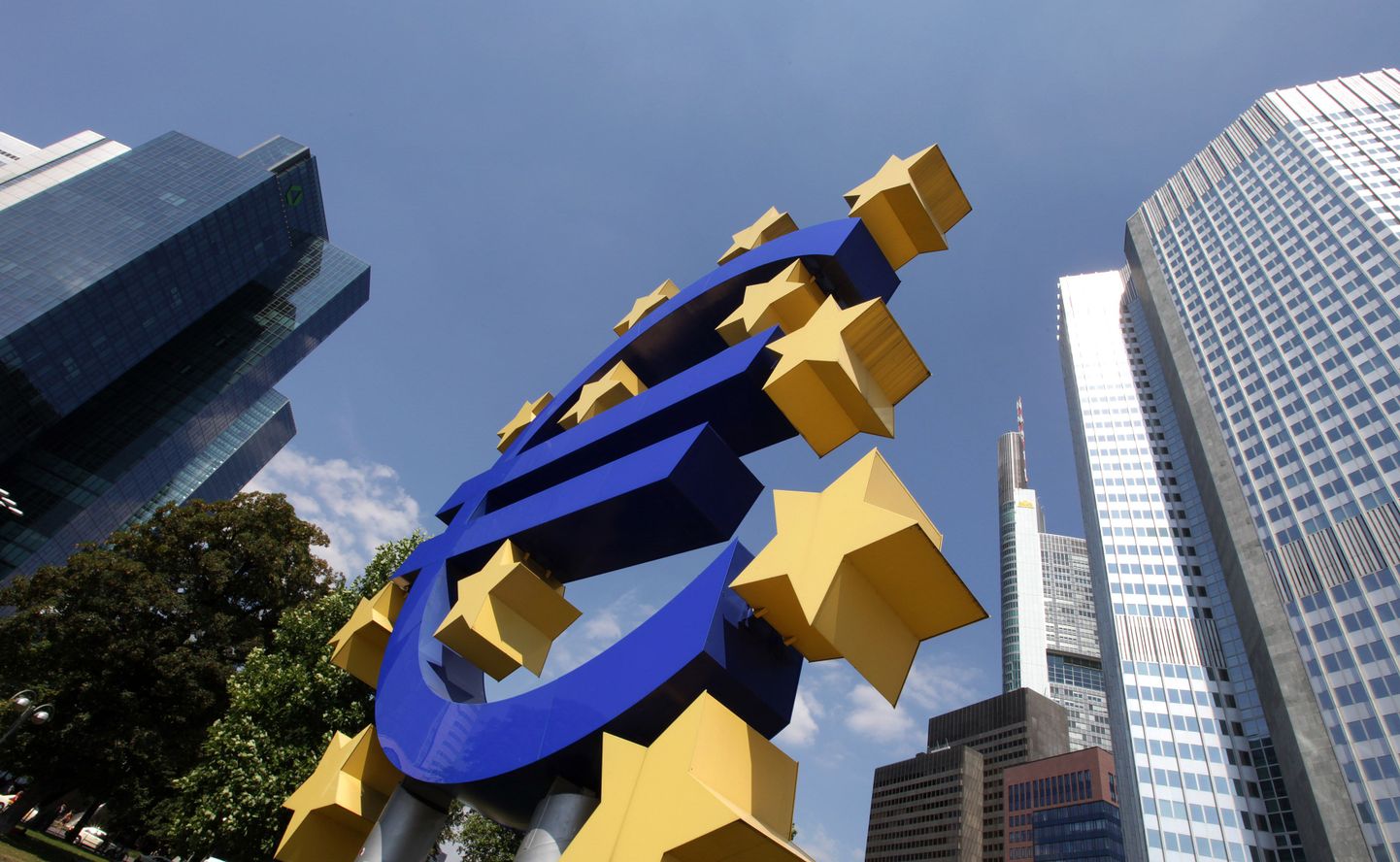 Euro tähis Euroopa Keskpanga peahoone ees Frankfurdis