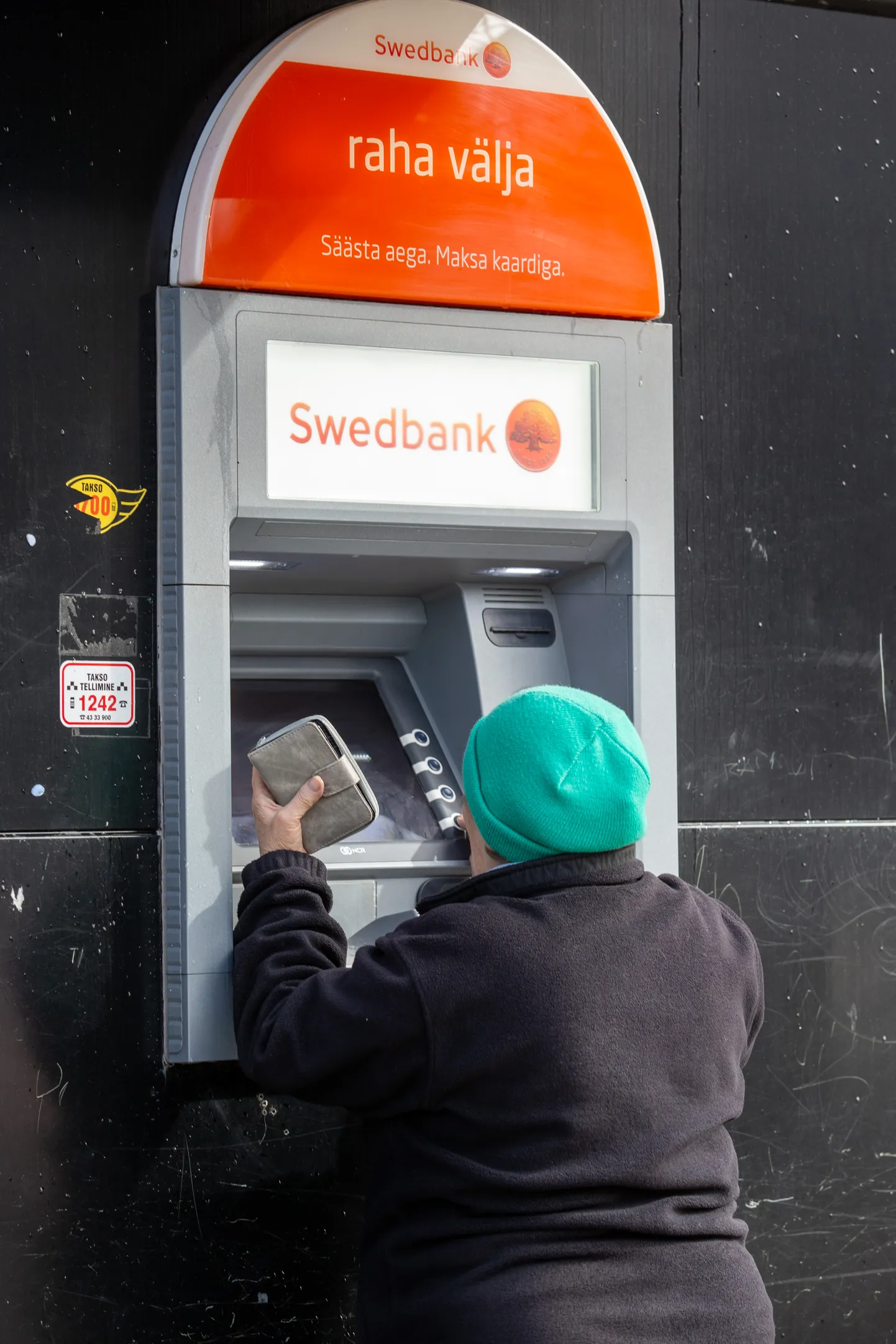 VILJANDI, EESTI, 03APR20
Pensionipäev. Pangaautomaat.
Swedbank.

ELMO RIIG/SAKALA