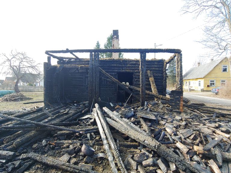 Огонь полностью уничтожил дом и все вещи Хейно. 