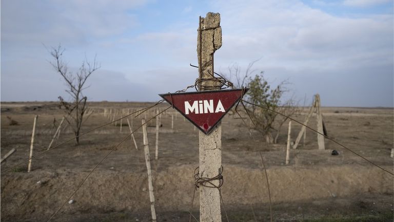Надпись "мина" в поле