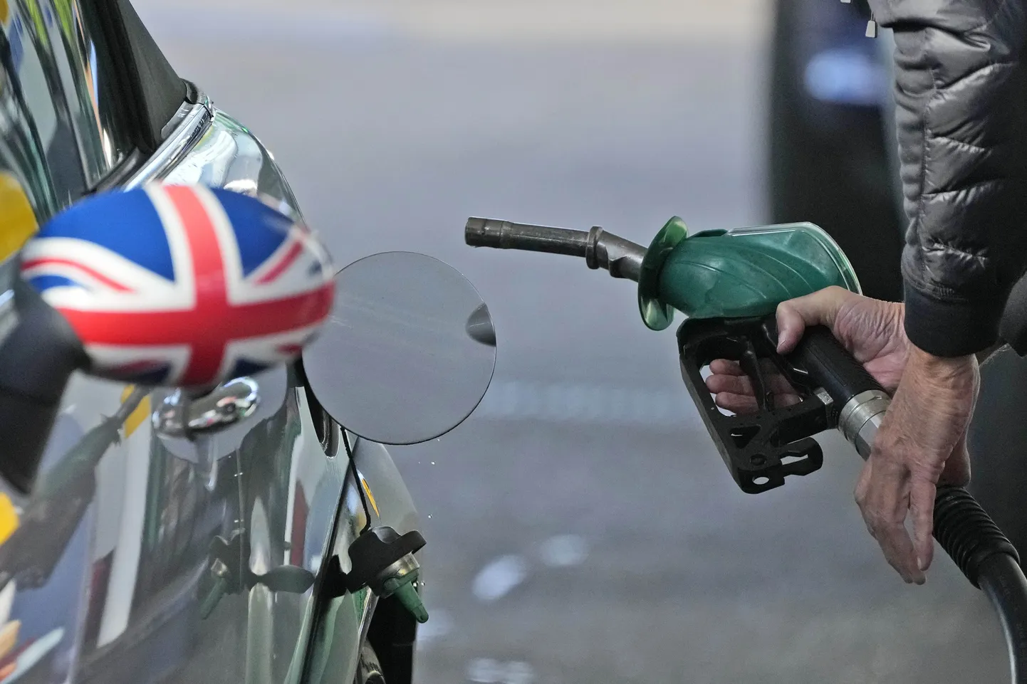 Briti autojuht tankimas.