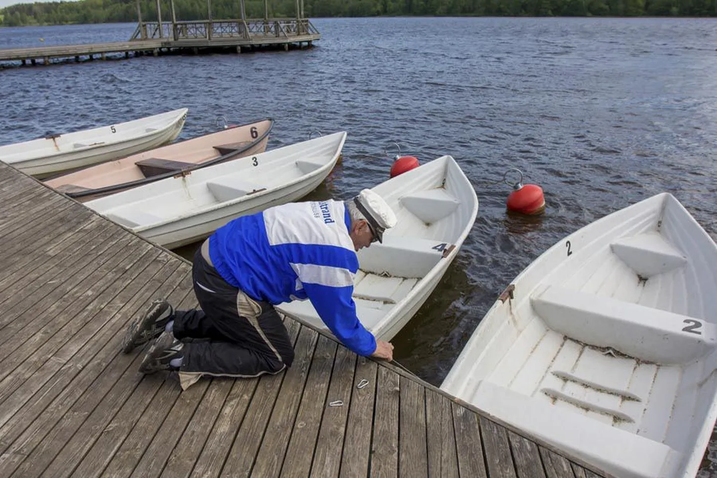 Paadilaenutaja Jaan Purik on lõbusõitjate teenindamiseks valmis.