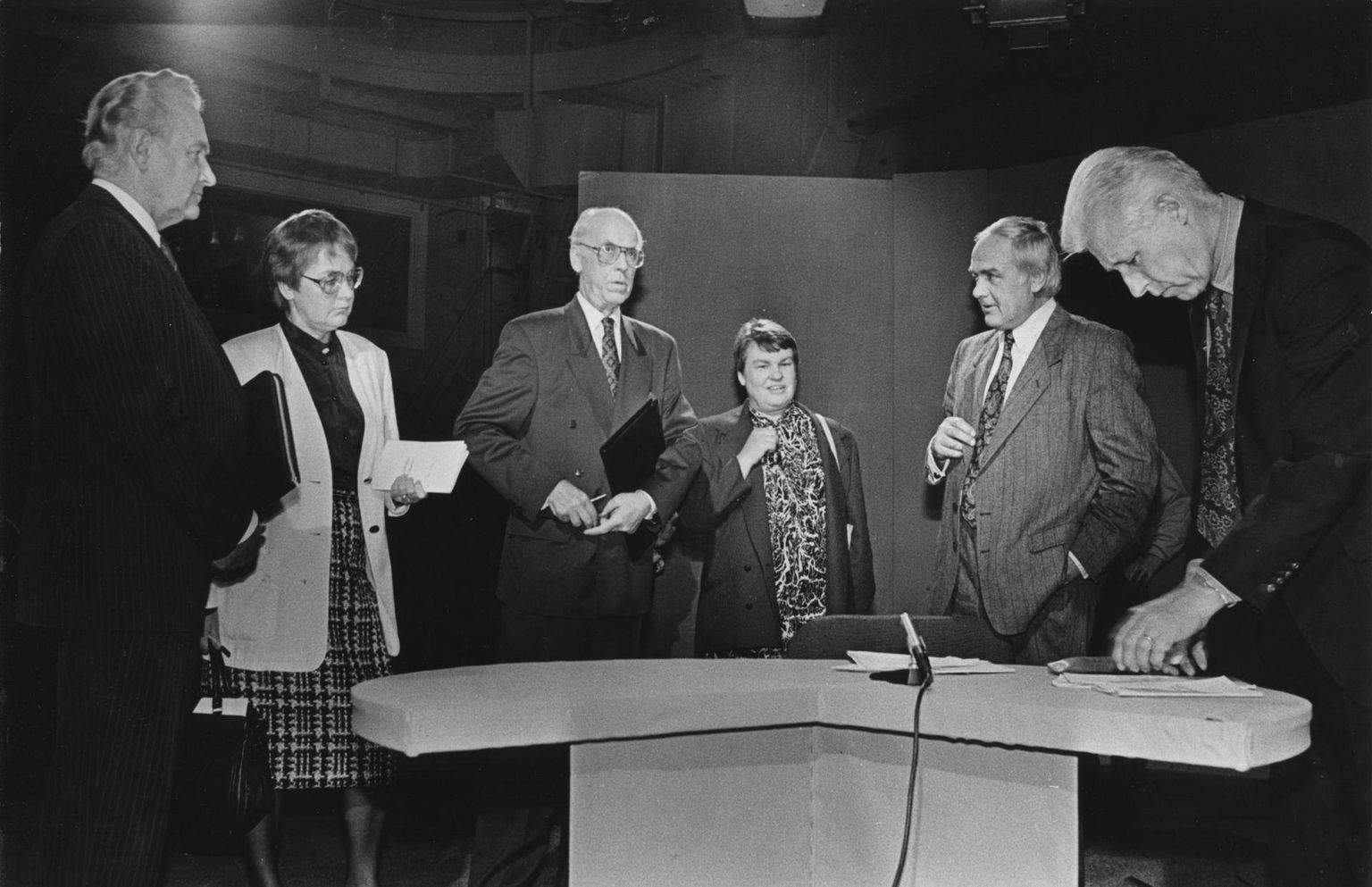 Presidendikandidaadid valmistuvad 1992. aasta 15. septembril ETV stuudios teledebatiks: (vasakult) Arnold Rüütel, Lagle Parek ja Lennart Meri. Paremal presidendikandidaat Rein Taagepera, tema kõrval teleajakirjanik Mati Talvik.