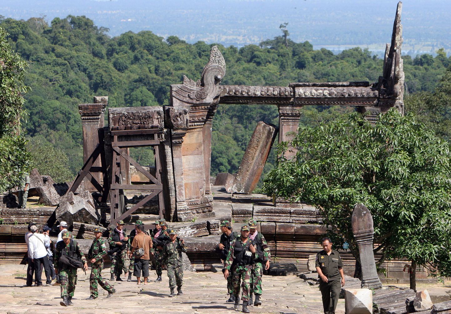 Kambodža sõdurid 11. sajandist pärineva Preah Viheari templi juures.