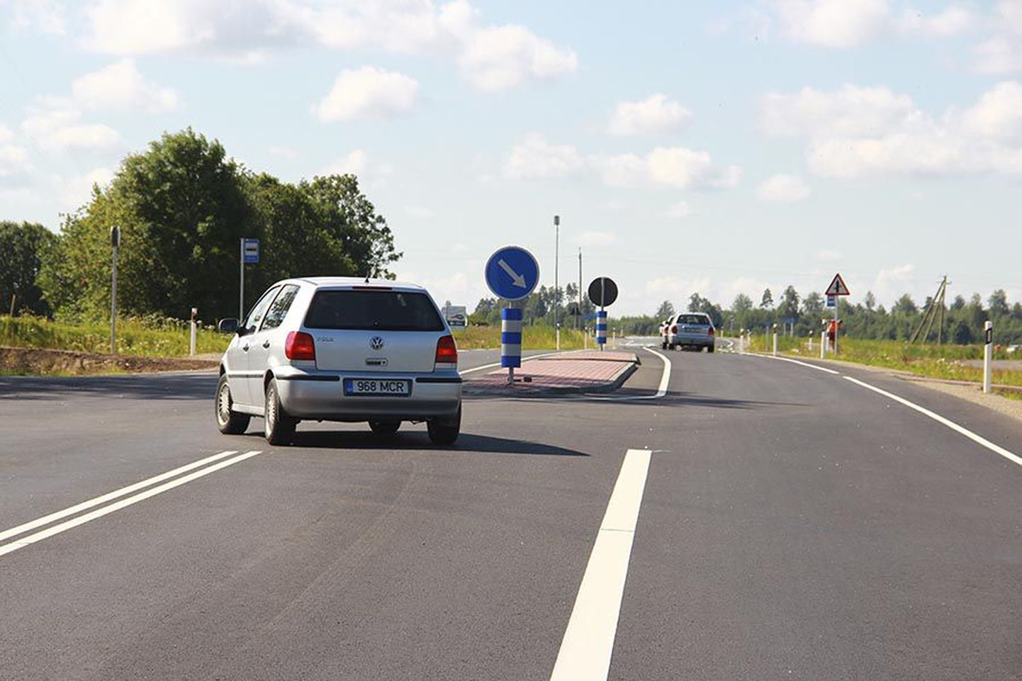 Viiratsi ristmikul liiklusmärgi ümber pandud sinivalge ümbris ei teeni loodetud moel ohutuse eesmärki ja see eemaldatakse.