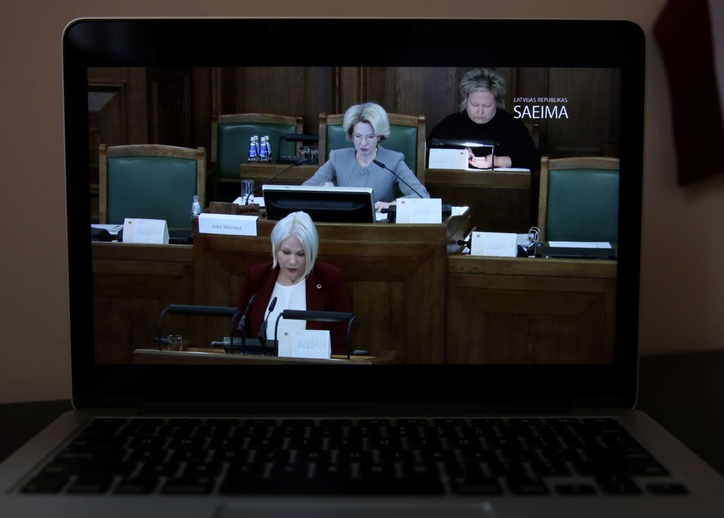 Ekrānšāviņš no Saeimas sēdes, kurā Saeimas deputātes zvērestu nodod rakstniece Eva Mārtuža.