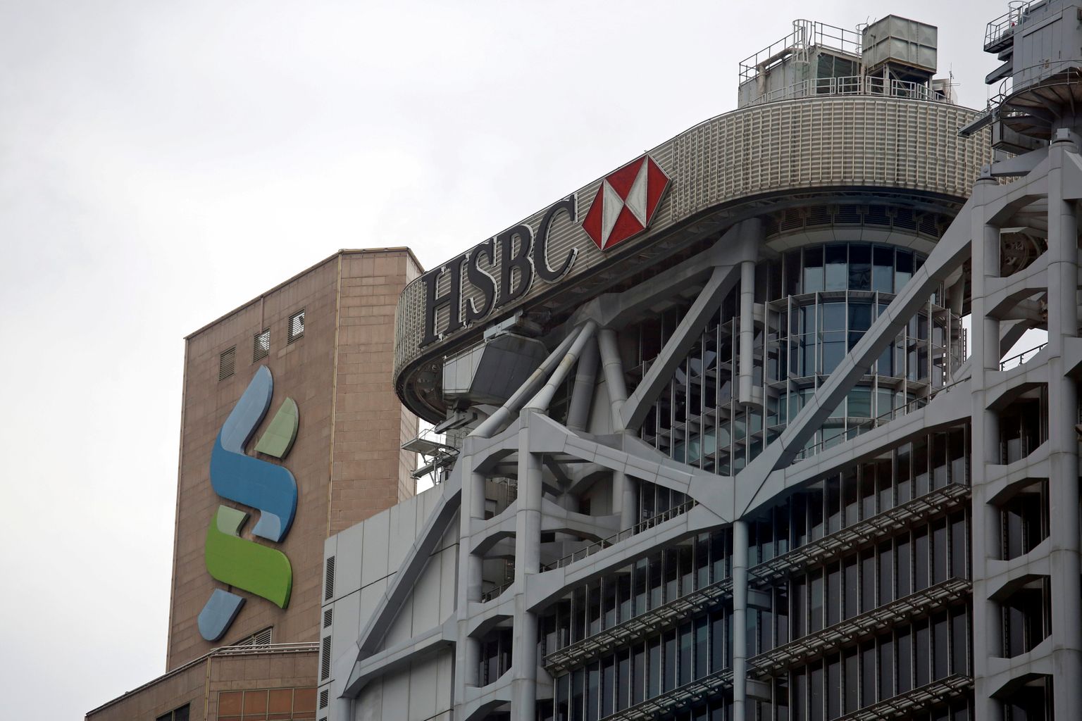 Pankade HSBC ja Standard Chartered logod nende peakorteri hoonel Hongkongis.