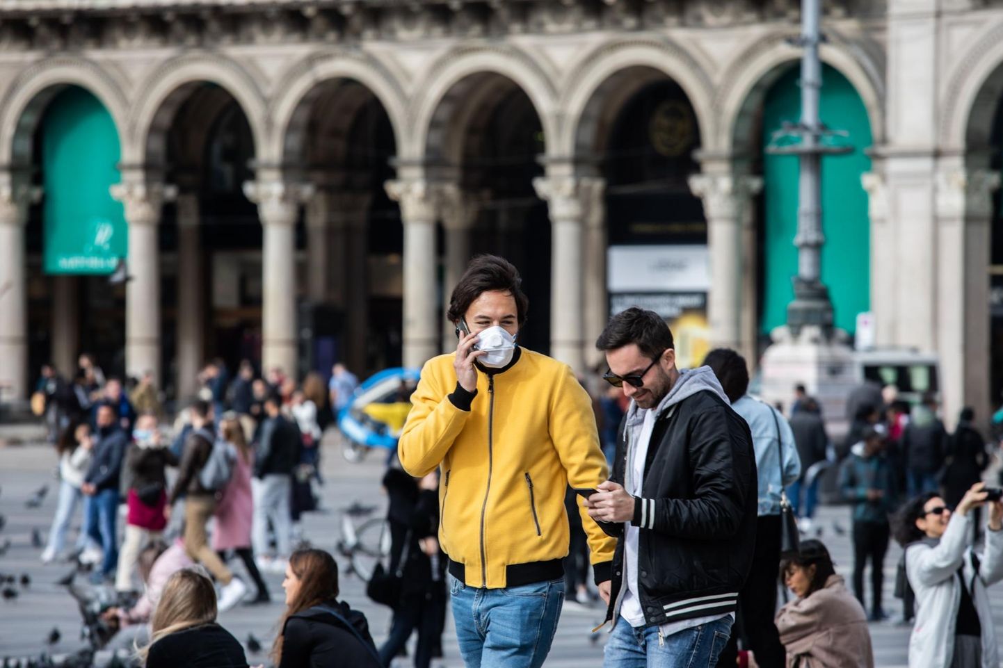 Lombardia pealinna Milano tänavatel kannavad inimesed maske.