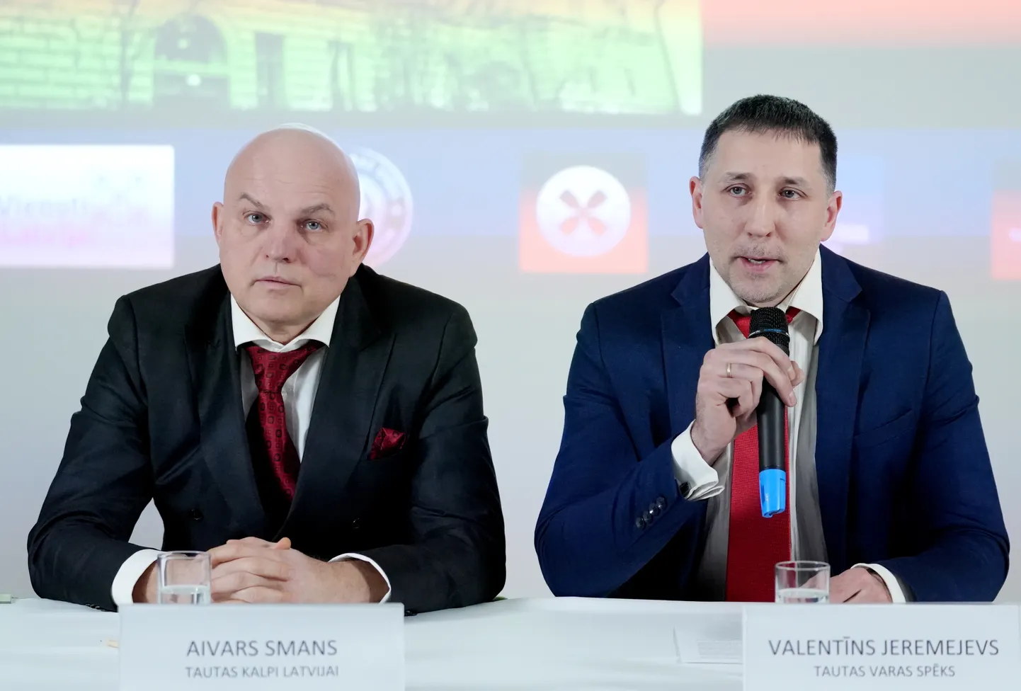 Partijas "Tautas kalpi Latvijai" valdes loceklis Aivars Smans (no kreisās) un "Tautas varas spēks" valdes loceklis Valentīns Jeremejevs piedalās preses konference, kurā informē par Saeimas atsaukšanas parakstu vākšanu.