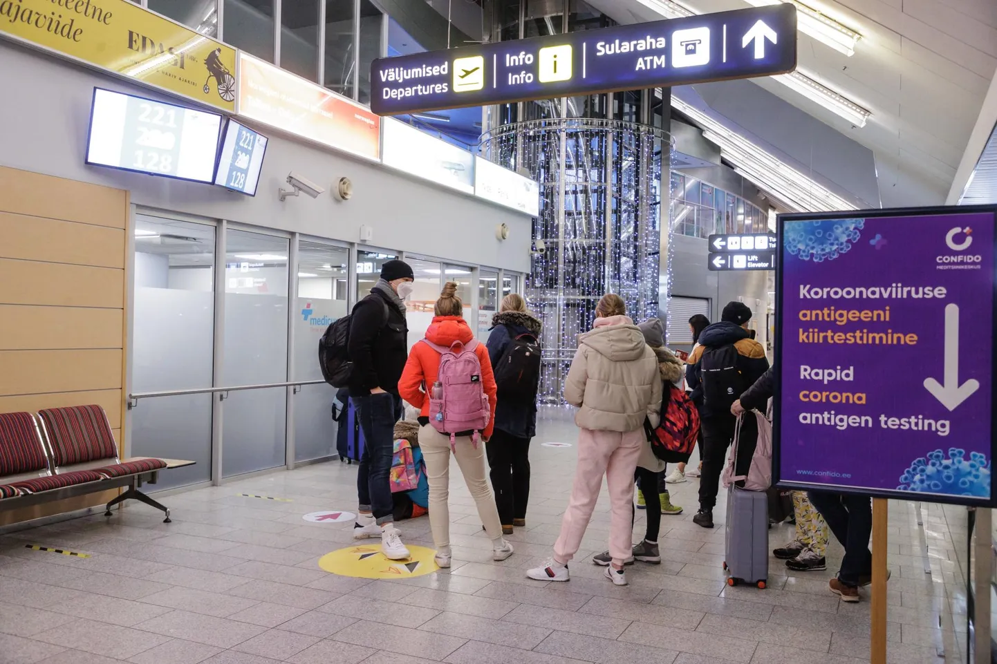 Koroonaviiruse testi järjekord Tallinna lennujaamas.