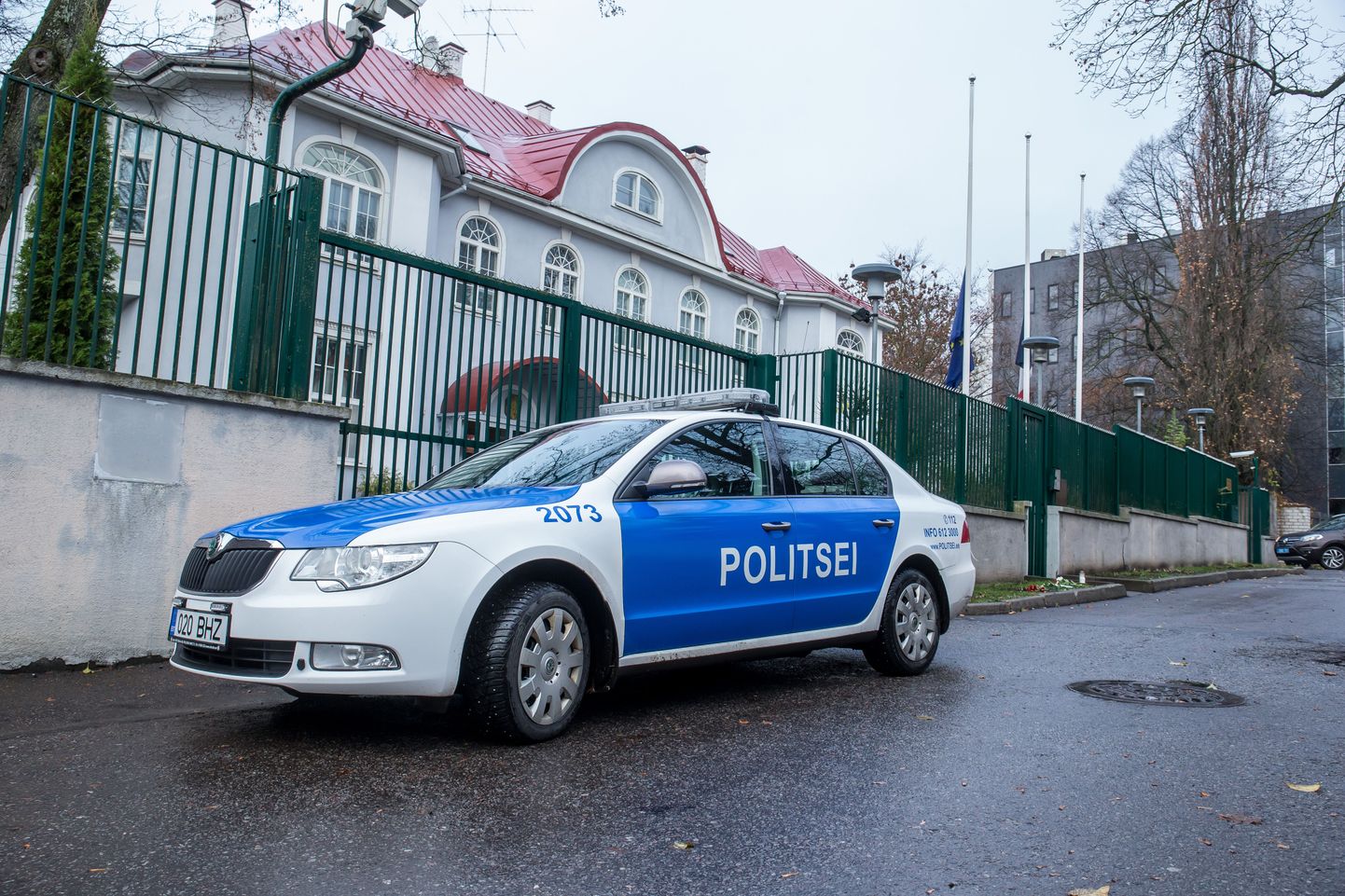 Politseiauto Prantsuse suursaatkonna ees Tallinnas.