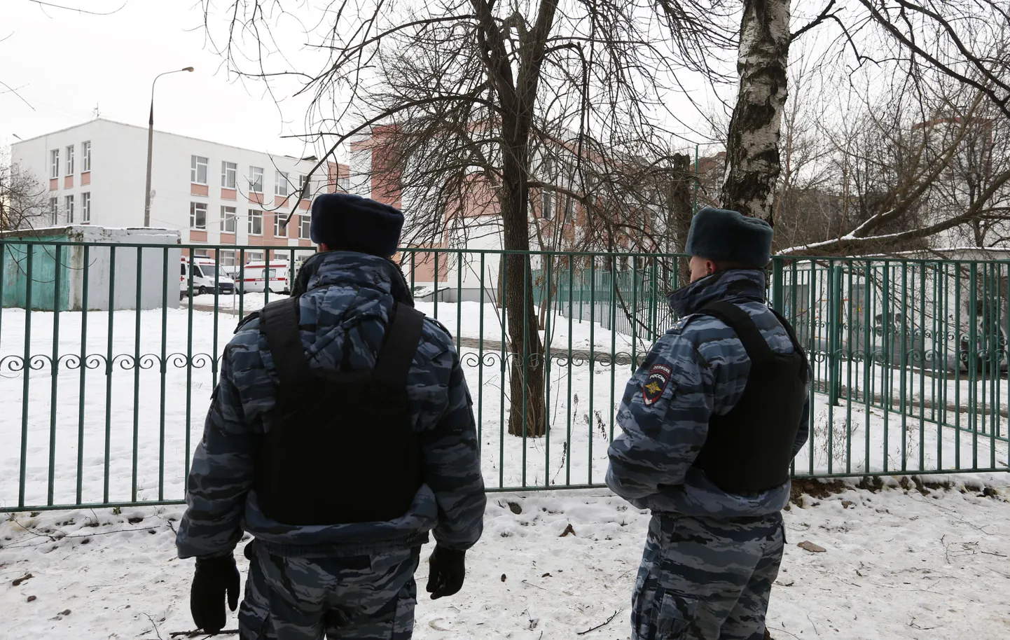 От огнестрельных ранений, полученных возле школы, скончался старший сержант Сергей Бусюев.