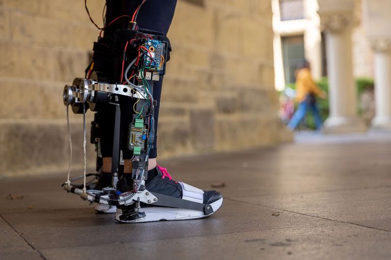 Iga kasutaja jaoks pole vaja ehitada eraldi kohandatud eksoskeletti. Teadlaste loodud uut tüüpi jalanõu õpib ise kasutaja järgi. Selleks läheb vaja üht tundi, kuid juba 15 minuti pärast saab kandja robotjalanõuga hakata mugavalt liikuma, samal ajal kui tehisintellekt õpib veelgi täpsemalt tundma tema iga liigutust.