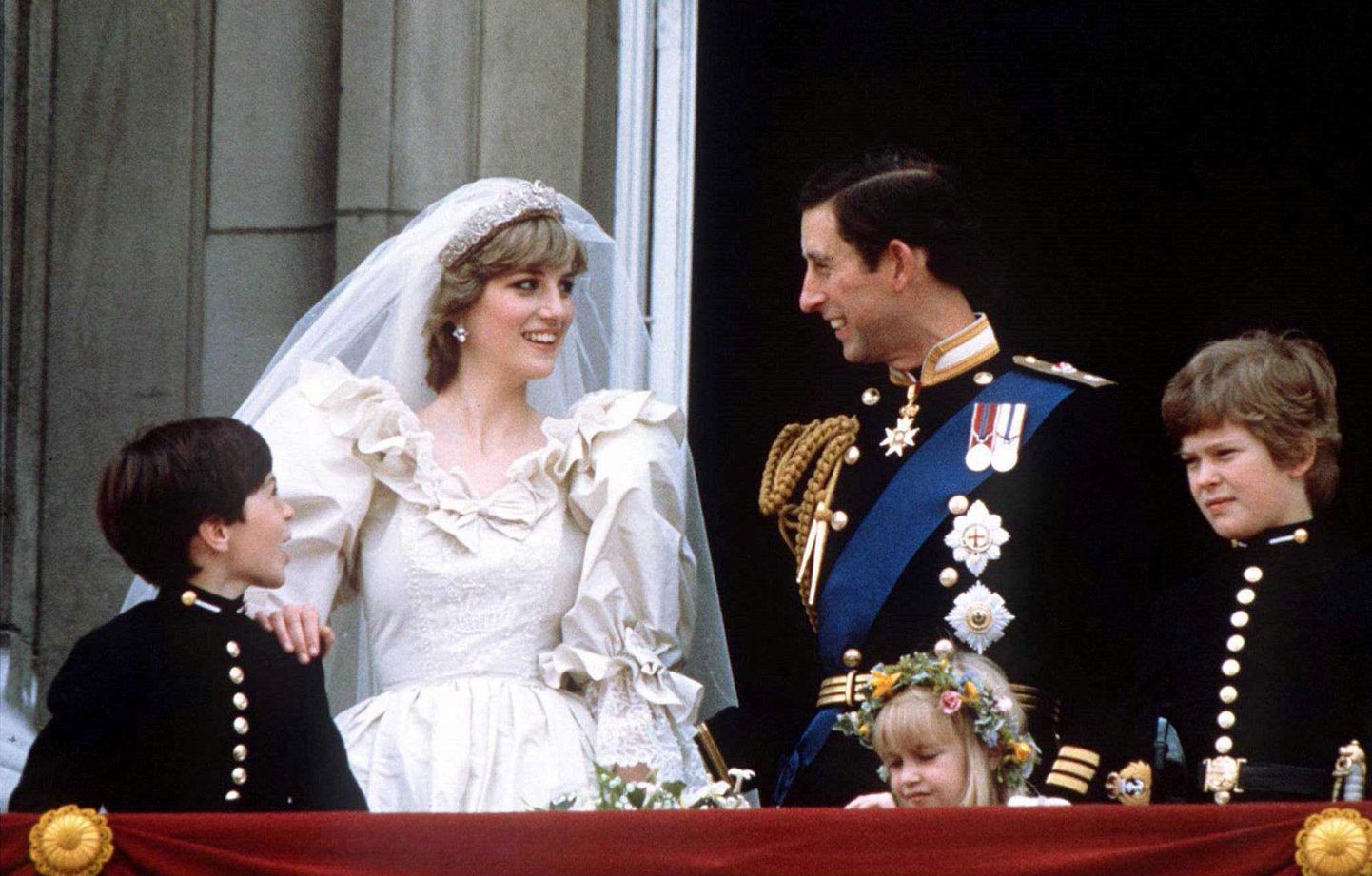 Prints Charles ja printsess Diana seisavad Londonis Buckinghami palee rõdul pärast oma laulatust St. Paulsi katedraalis, 29. juunil 1981. aastal