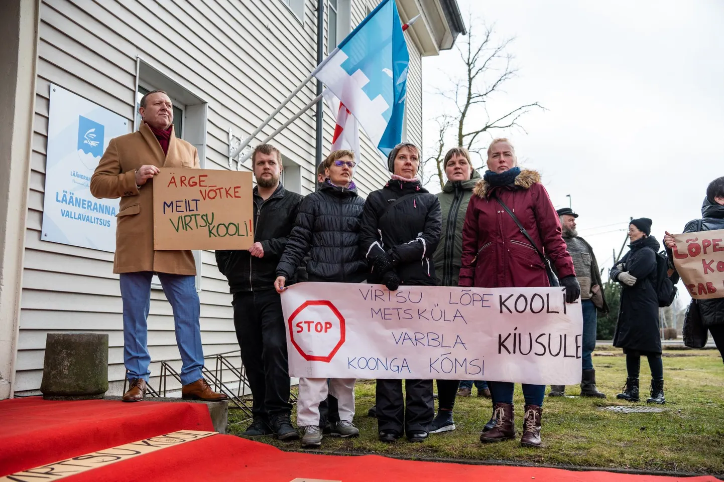 Samal ajal kui volikogu otsustas Lääneranna valla maakoolide saatuse üle, käis vallavalitsuse hoone ees protestimiiting ja sealsed hääled kostsid volikogu saaligi.