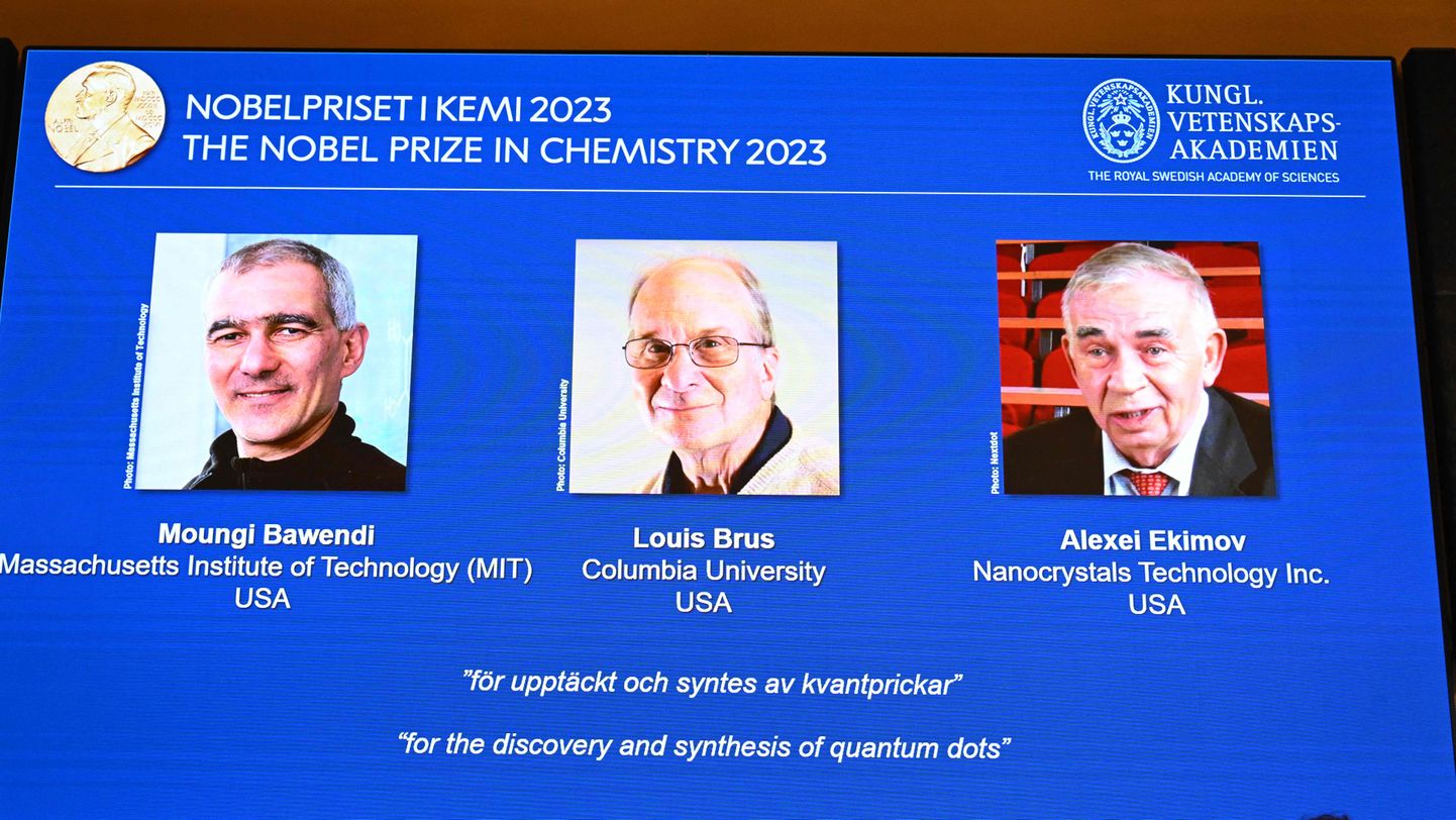 Rootsi Kuninglikus Teaduste Akadeemias ekraanil 2023. aasta Nobeli keemiapreemia laureaadid, vasakult Moungi Bawendi, Louis Brus ja Aleksei Jekimov.
