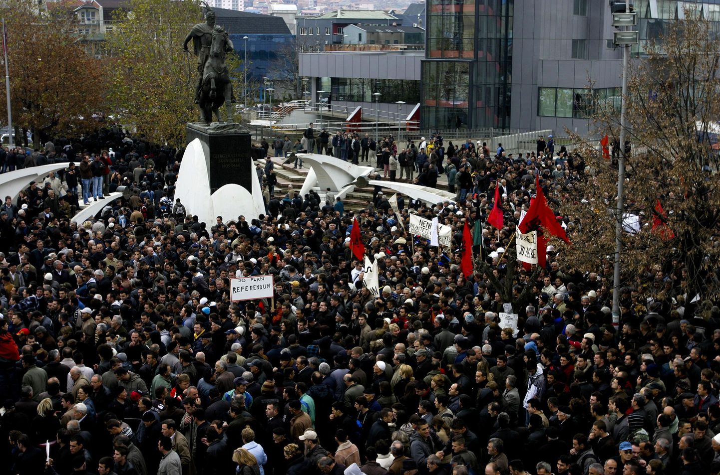 Umbes 5000 Kosovo albaanlast avaldas eile pealinna Priština tänavatel meelt ÜRO ja Euroopa Liidu muudatusettepanekute vastu.