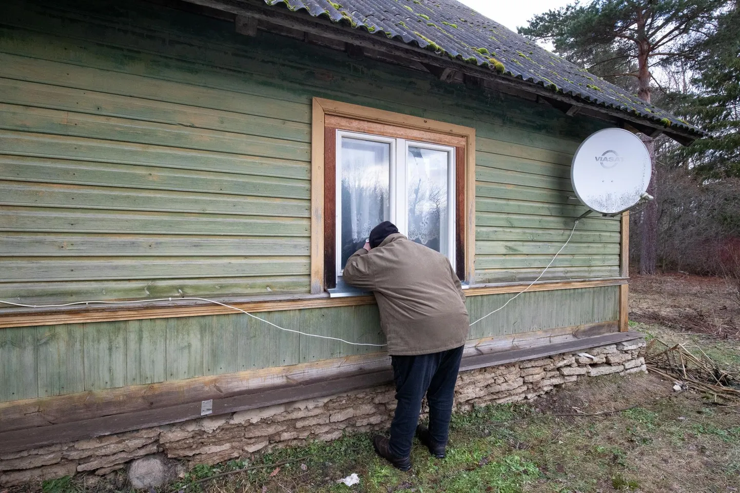 Põllumajandus- ja toiduameti spetsialist Hagbard Räis piilub majja, kus loomakaitsjate arvates elavad äärmiselt halbades tingimustes varjupaiga kassid.