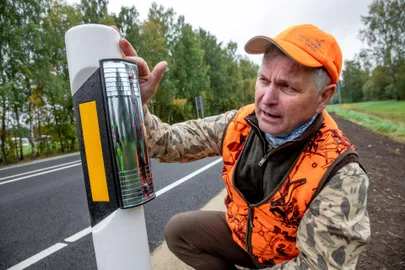 Projekti “Ulukid teel” juht Urmas Salmu sõnutsi annavad reflektorid ulukitele valgusvihu abil märku, et teed ei tohi ületada.