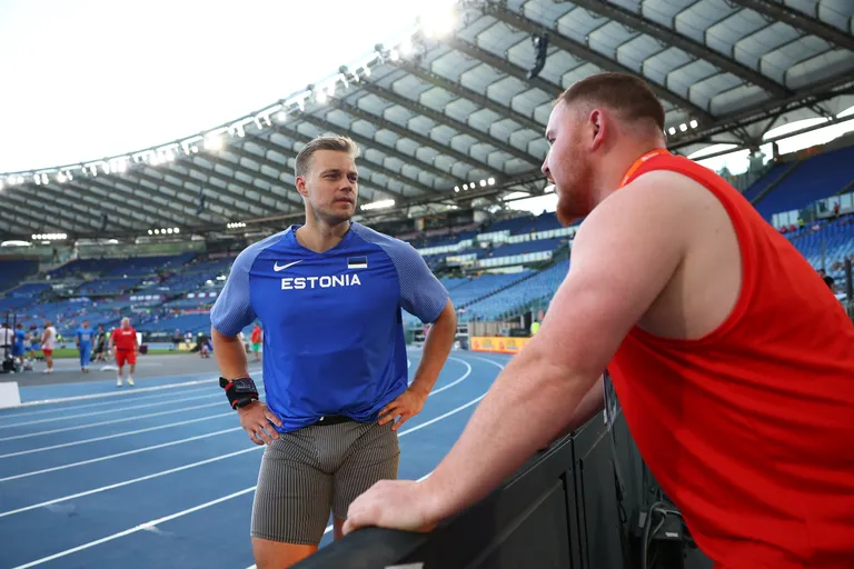 Jander Heil võistluse ajal nõu saamas.