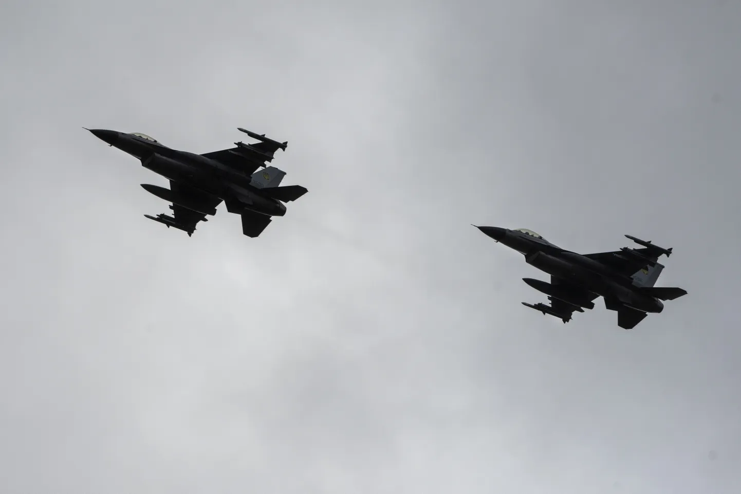 Самолеты F-16 в небе Украины в августе 2024 года. Точно такие же самолеты ВВС Румынии были вынуждены поднять в воздух 8 августа для перехвата дрона, который как утверждает Минобороны этой страны НАТО, был запущен российской армией.