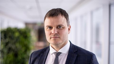 MADIS KALLAS ⟩ Kohustus olla vähemalt 18. eluaastani koolipingis kaitseb noori