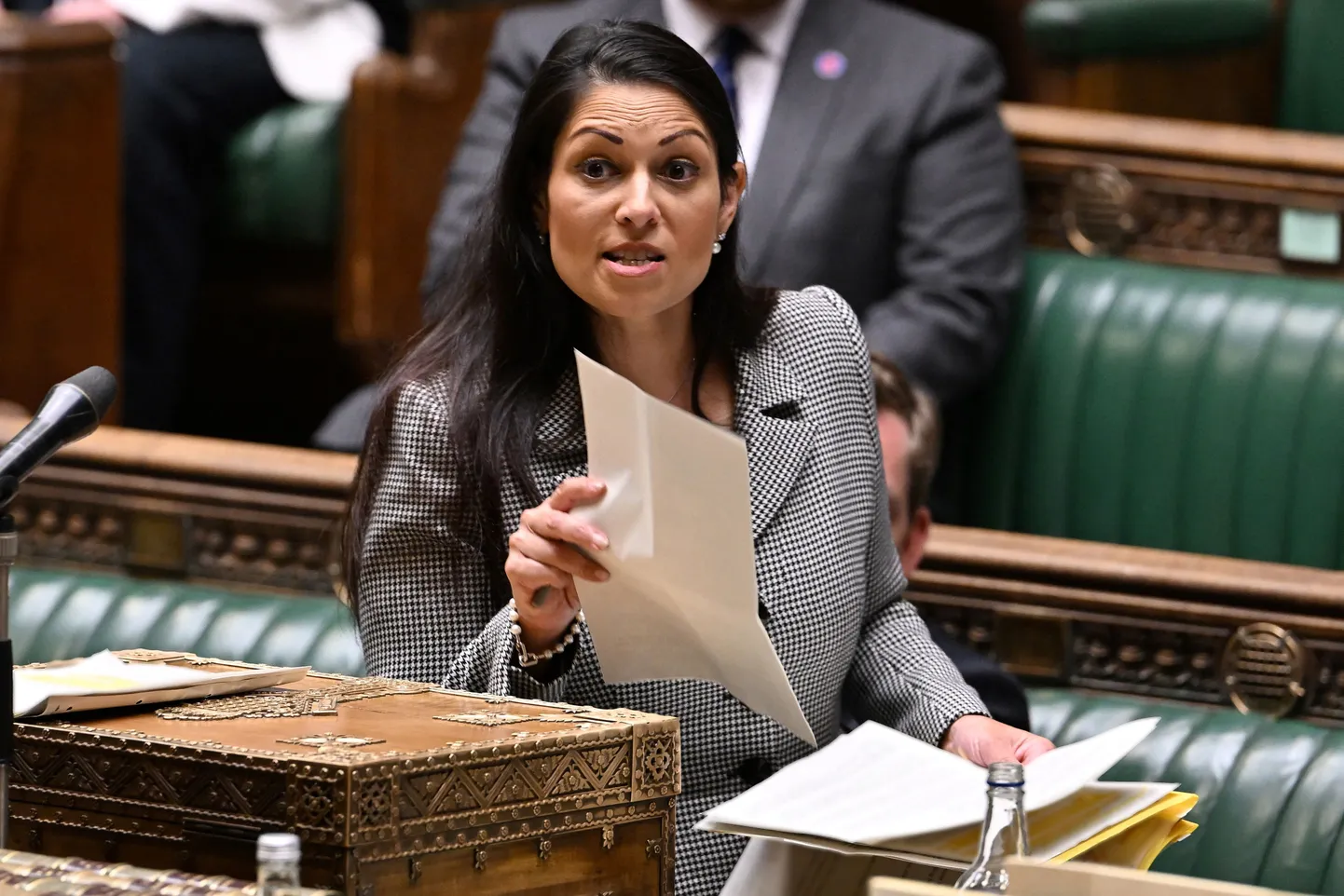 Briti siseminister Priti Patel parlamendis rääkimas põgenike Rwandasse saatmisest.