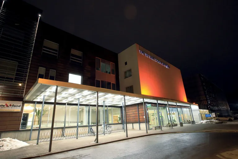 15. veebruaril muutuvad paljud suured majad Eestis tuledevalgel kollaseks, et pöörata tähelepanu vähihaigetele lastele ja peredele. Siin Tartu ülikooli kliinikum.