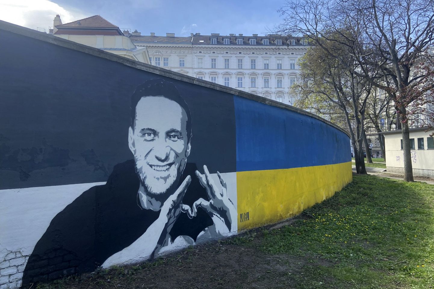 В Вене у памятника советским воинам нарисовали два портрета Навального