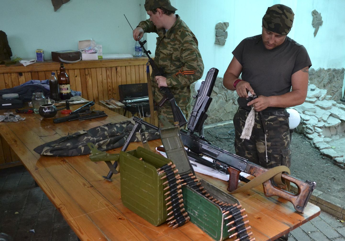 Venemeelsed separatistid puhastavad Slovjanski lähistel lahingu järel relvi.