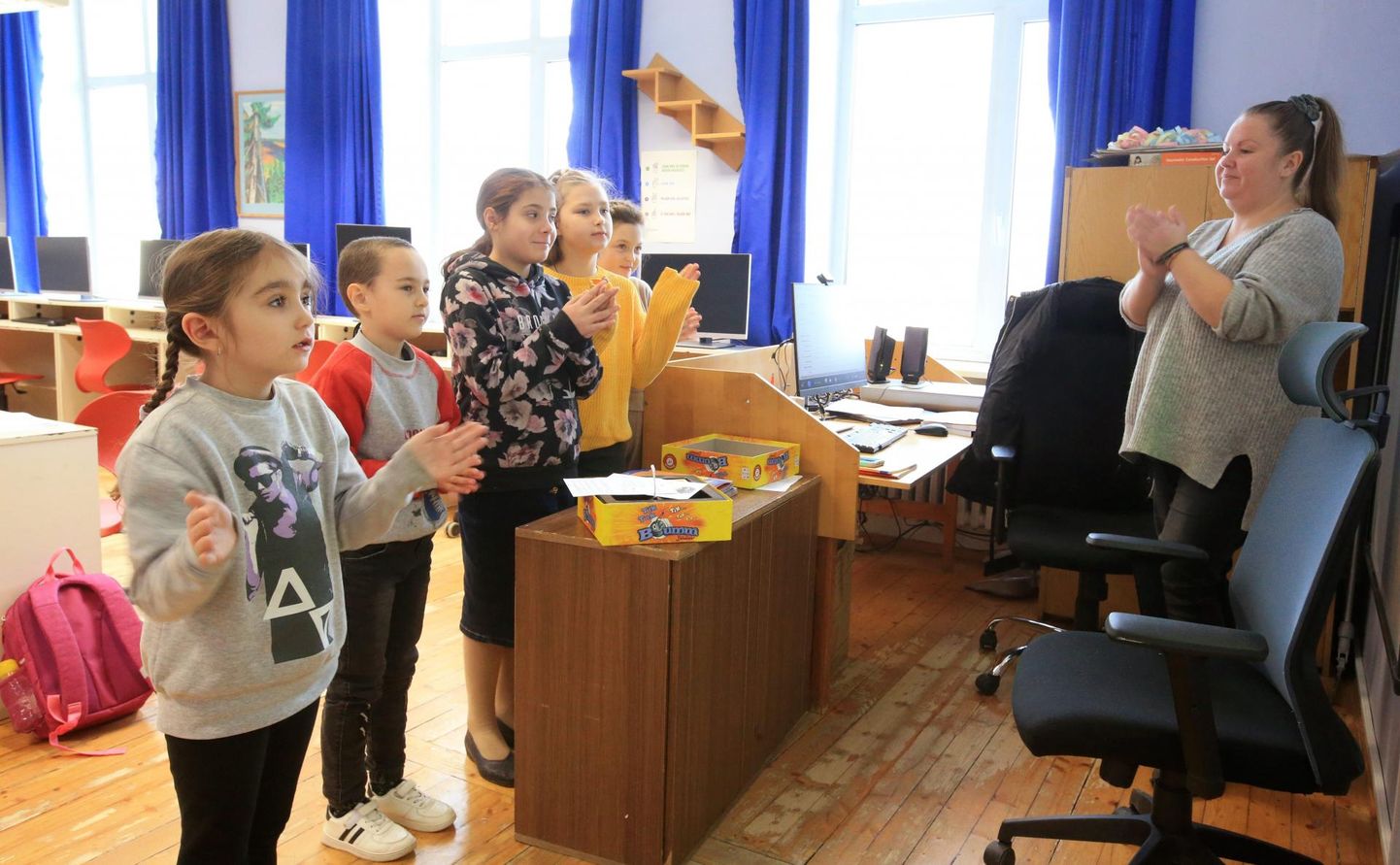 Ukraina lapsed laulavad õpetaja Tatjana juhendamisel eestikeelset laulu Forseliuse koolis. Foto on illustratiivne.