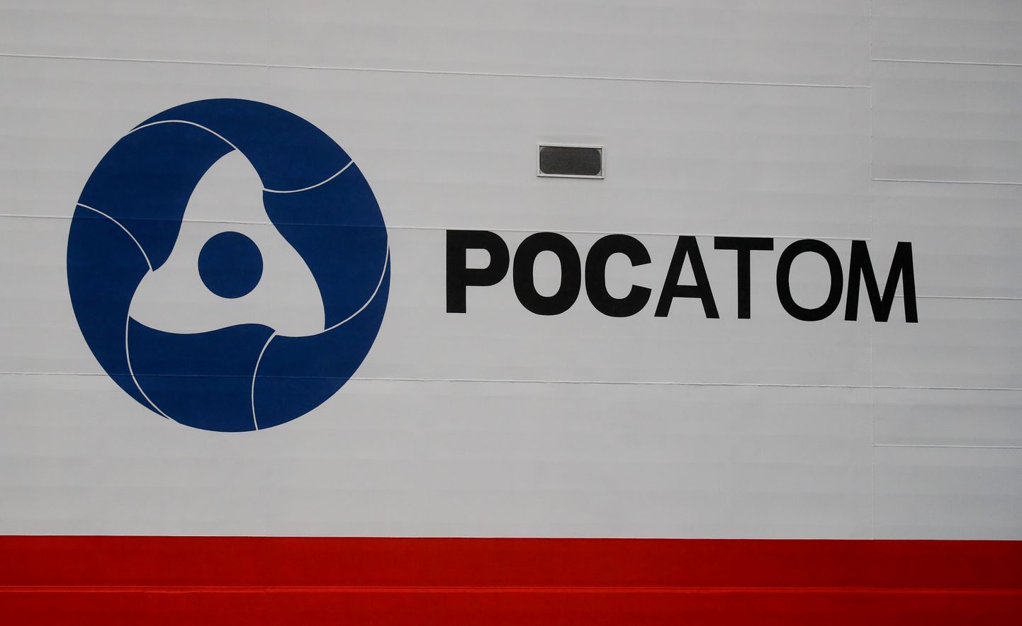 Rosatomi logo tuumajõuseadmega laeva Akademik Lomonosov pardal