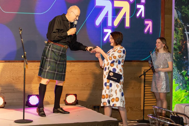 Kunagine Ida-Viru maavalitsuse arenguosakonna juht Urmas Majajääs tuli peole šoti seelikus.