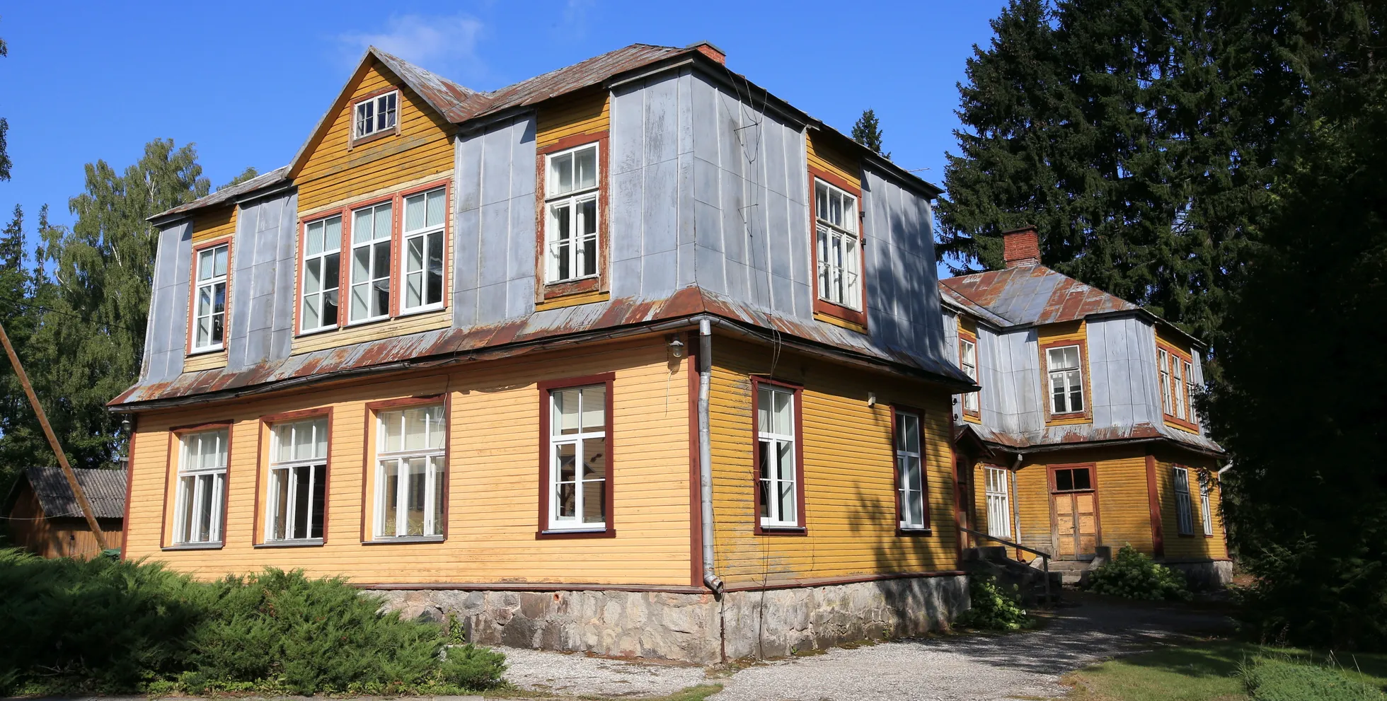 Saare põhikoolis Kääpas on kooli sulgemise järel vaikselt tegutsenud Kalevipoja muuseum, mis on nüüd saanud 1,4 miljonilise toetuse ja vuntsitakse üles tõeliselt tänapäevaseks muuseumiks koos interaktiivsuse ja virtuaalreaaluse ja muu kaasaegsega. Kohalike jaoks oluline maja elab väärikas ja harivas vormis ikkagi edasi, ja kui ehitustööd valmis saavad, siis hoopis uhkemana kui muiste.