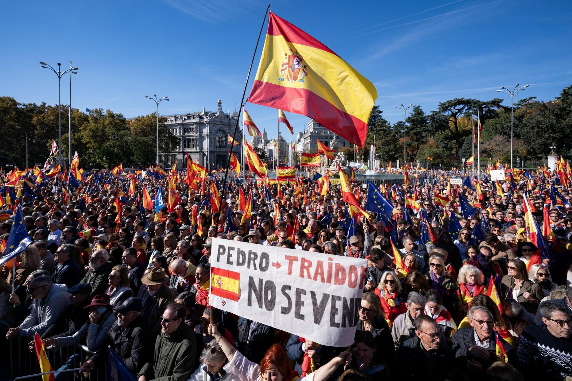 Laupäevane meeleavaldus Kataloonia iseseisvuslastele amnestia andmise vastu tõi Madridis Cibelese väljakule kokku kümneid tuhandeid inimesi. Plakat esiplaanil nimetab sotsialistist peaministrit Pedro Sánchezt reeturiks ja kuulutab, et Hispaania pole müügiks. 