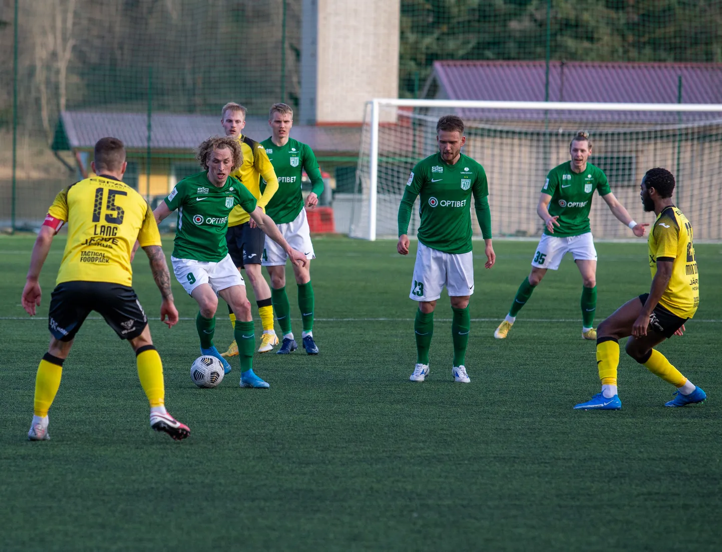 Eelnevas kahes mängus võiduta jäänud Flora (rohelises) teenis Kuressaarest vajalikud kolm punkti. Fotol 20. aprilli kohtumine, kus valitsev meister leppis 3:3 viiki Viljandiga.