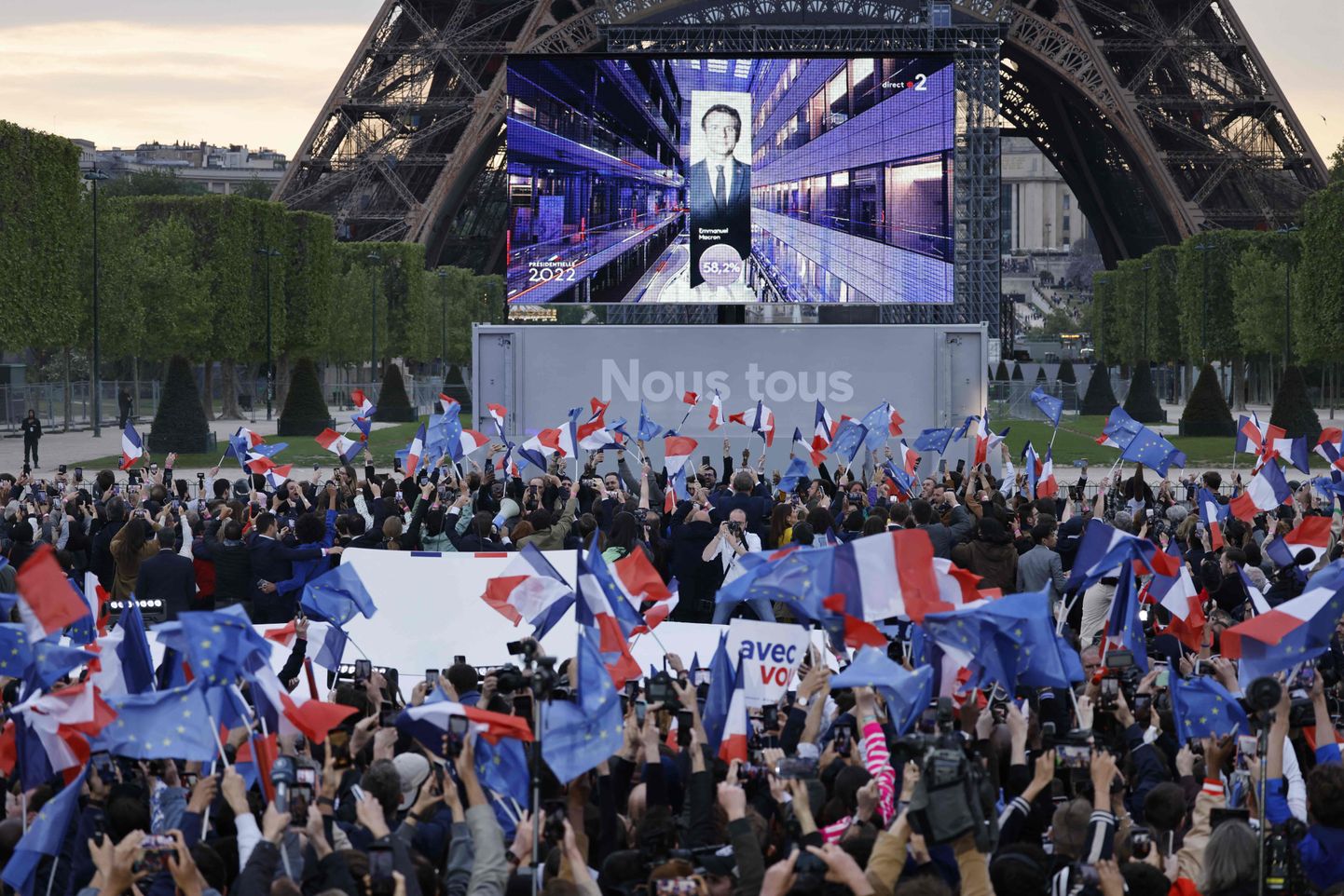 Emmanuel Macroni toetajad tähistavad Pariisis tema valimisvõitu.