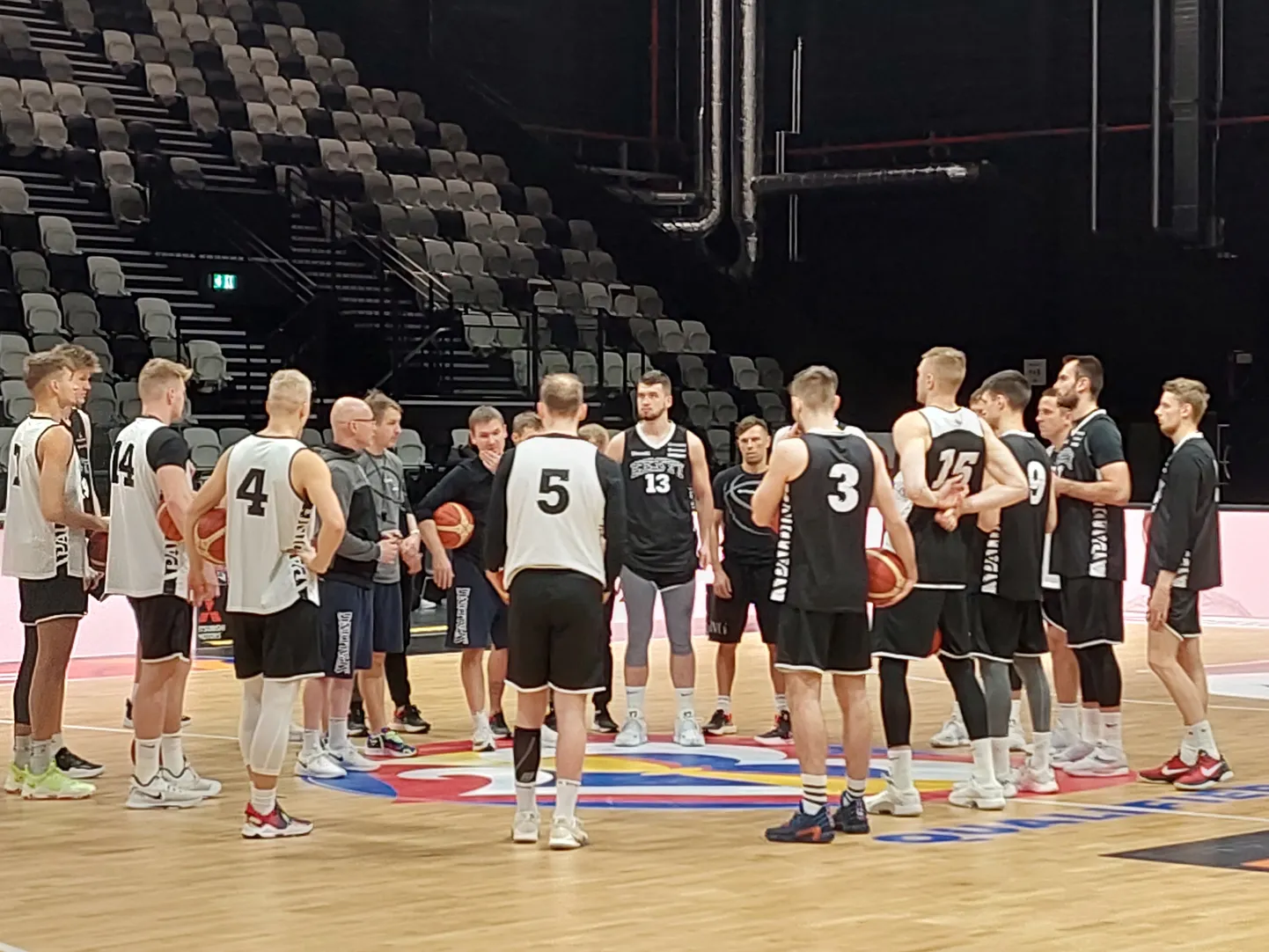 Eesti korvpallikoondis alustab Nürnbergis treeningut. Peatreener Jukka Toijala (keskel) jagab näpunäiteid.