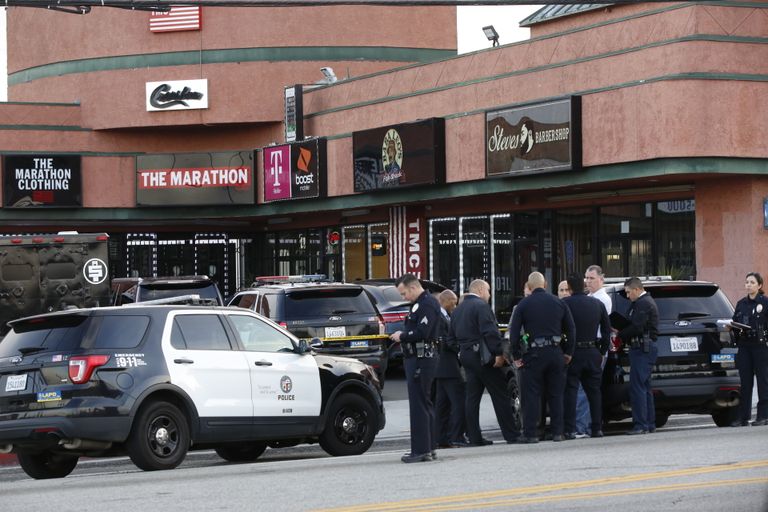 Politsei Los Angelese Marathon Clothing juures, kus räppar Nipsey Hussle maha lasti
