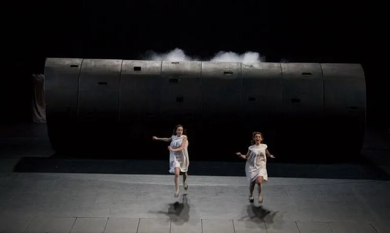 J. Vahtangovi nim. teatri lavastus «Kuningas Oidipus», lavastaja Rimas Tuminas