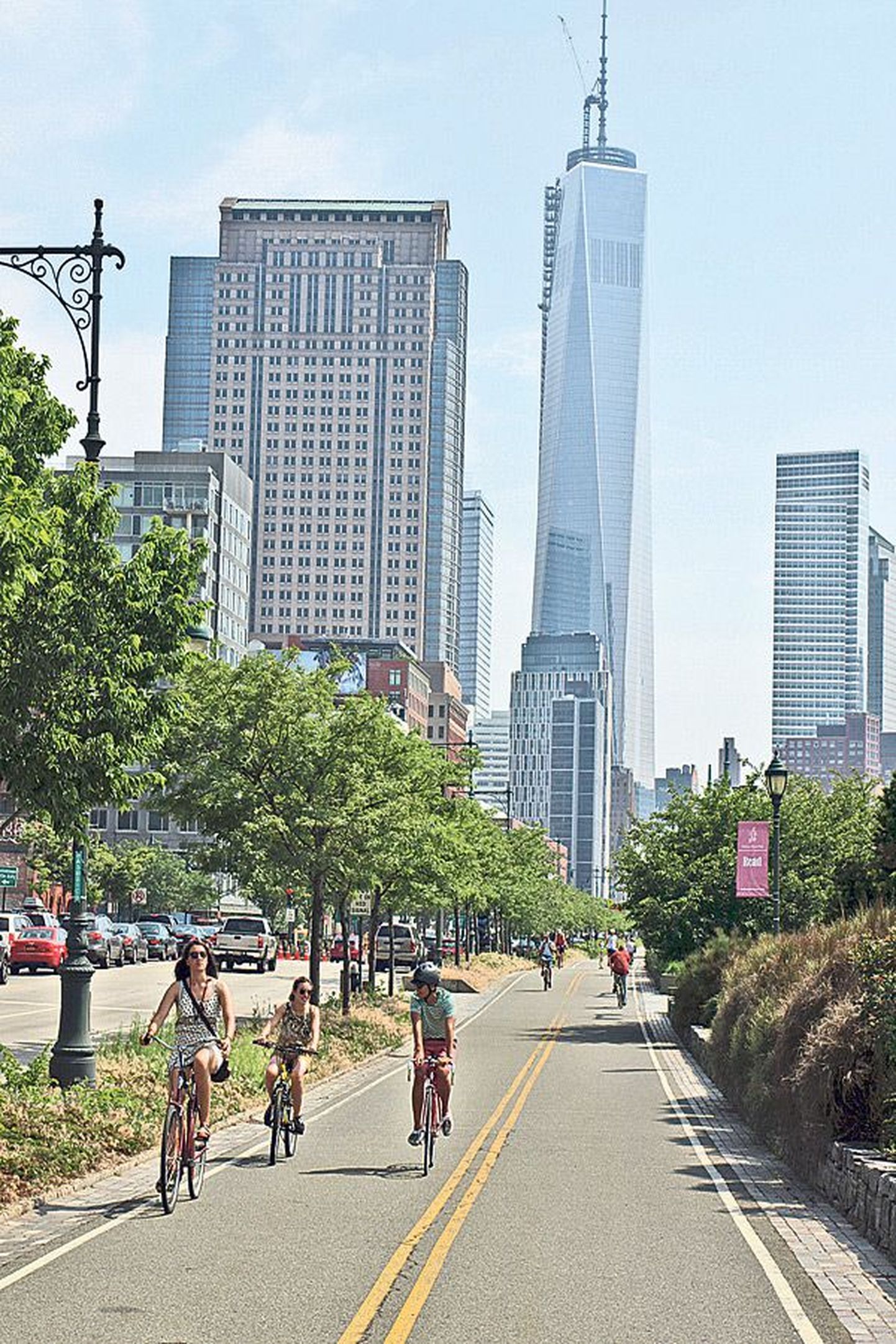 Siin on rattur kuningas: Hudson River Greenway kaherajaline kergliiklustee kulgeb piki Manhattani läänekallast. Taamal New Yorgi kõrgeim hoone, 104-korruseline One World Trade Center (koos antenniga 541 meetrit).