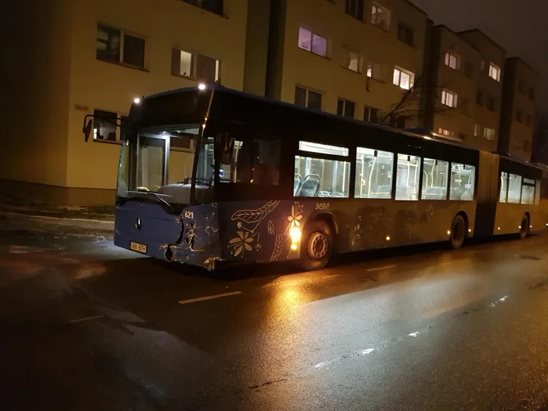 Buss tegi avarii.