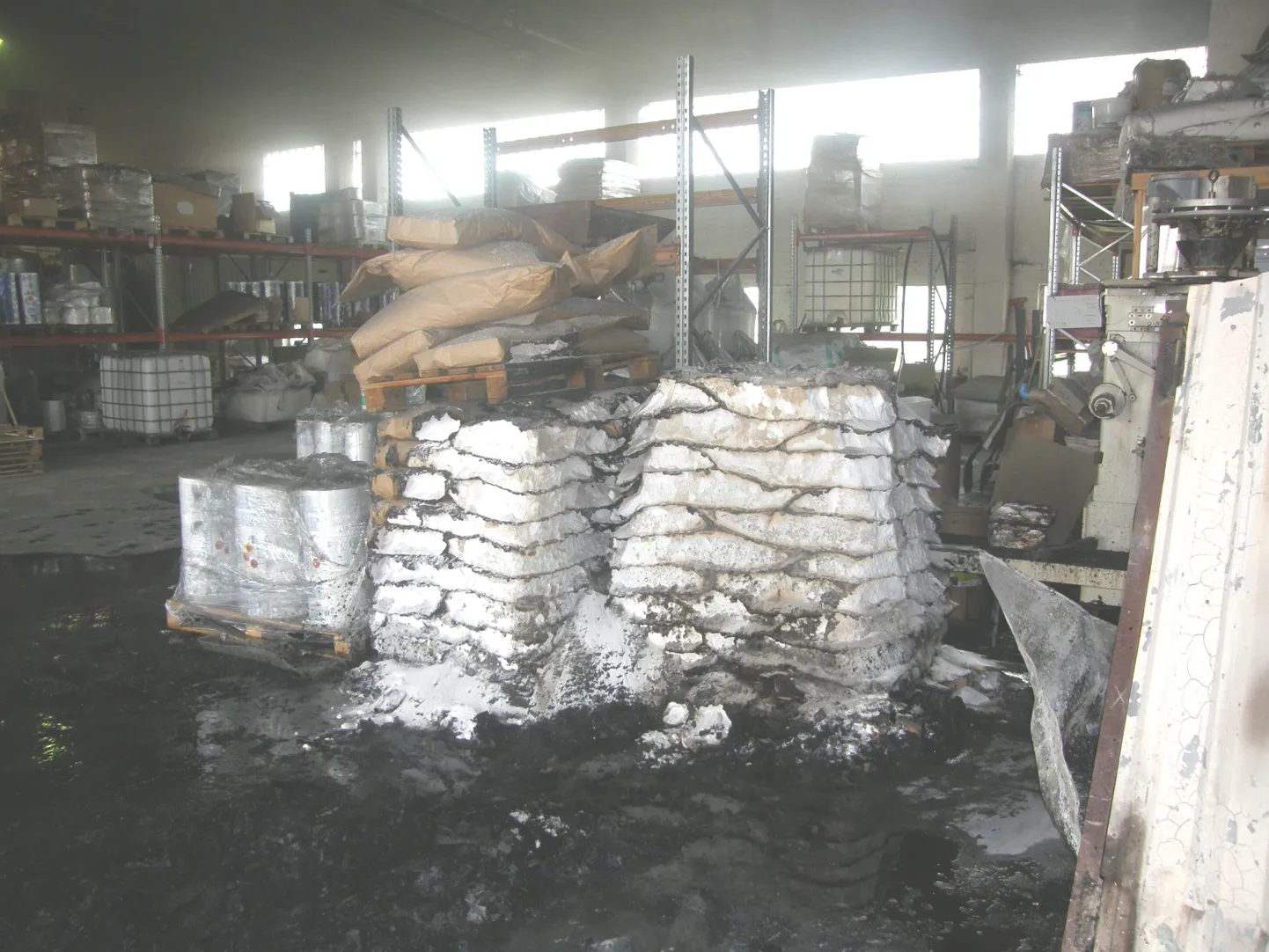 15. juuni varahommikul süttisid Jõgevamaal Tabiveres Mayeri Industries ASi tootmishoones 25 kg kaalunud kotid pesupulbri toorainega, kokku 1,5 tonni ulatuses.