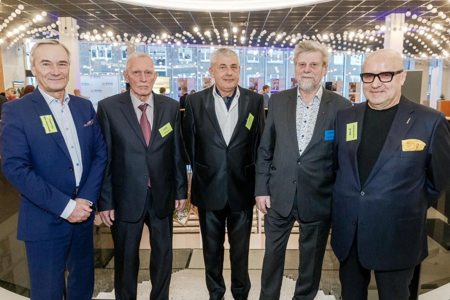 Ärimehed Vello Vallaste (vasakult), Heiti Gross, Indrek Stahl, Mati Vetevool ja Dimitri Demjanov EVEA konverentsil.