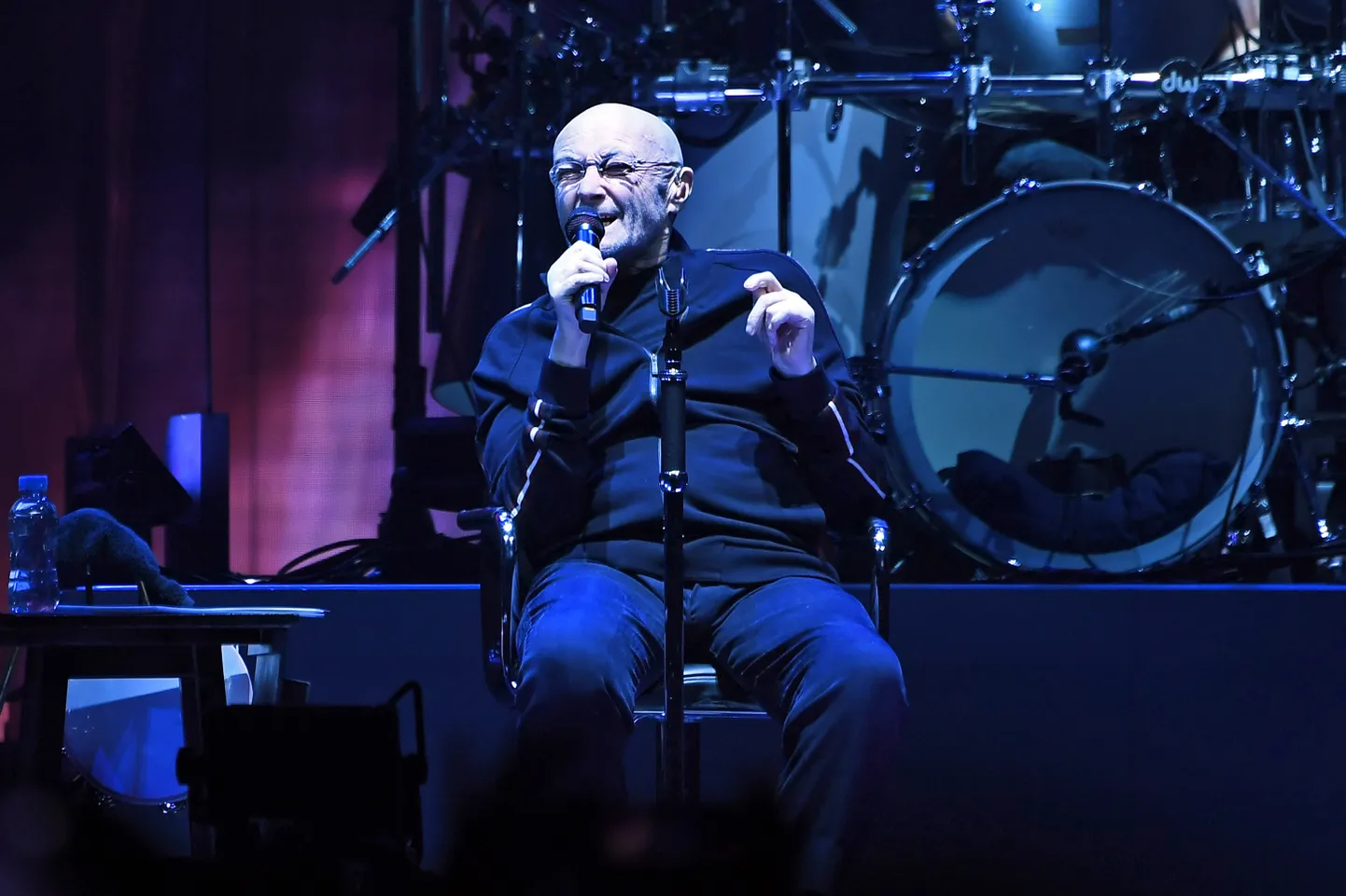 Viimati oli Phil Collins laval 2022. aastal, kui esines Genesisega Londoni O2 Arenal, kuid pidi kogu kontserdi jooksul istuma.