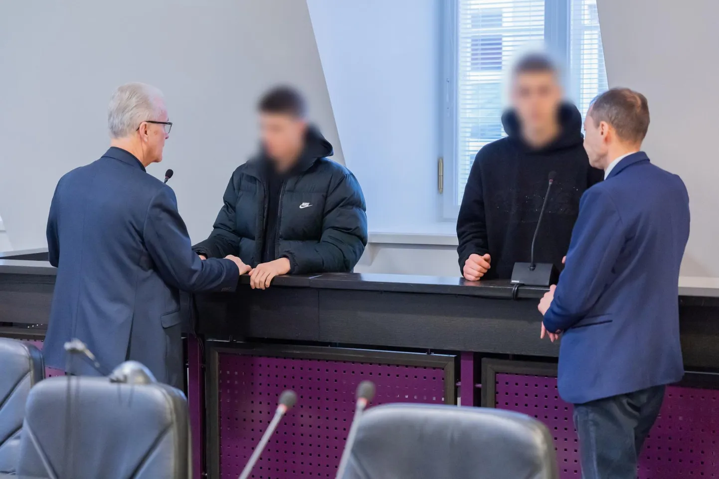 Vanemat süüdistatavat kaitseb vandeadvokaat Toomas Metsma (paremal) ja nooremat vandeadvokaat Rünno Roosmaa.